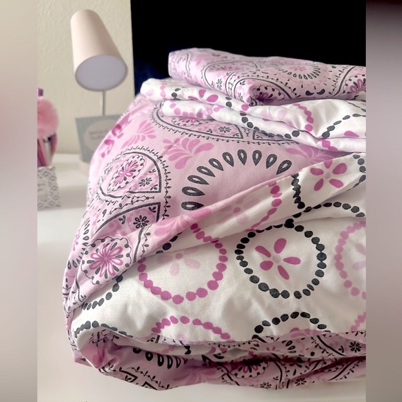 Lilac 🌸 Pink, White, Black Abstract Comforter + 2 Sham Pillow Cases - Picture 4 of 7